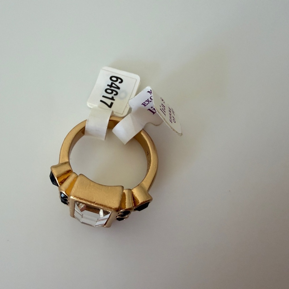 Sophia Gold Ring with Unique Design - Picture 7 of 9